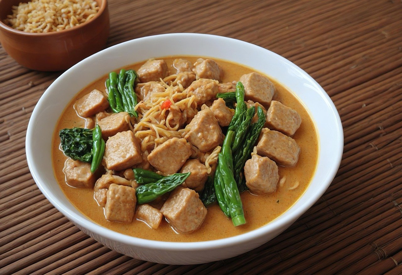 Tasty chicken curry is a source of high-protein keto diet 
