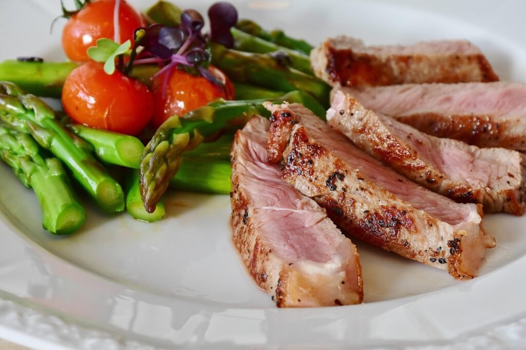 Healthy steak and asparagus meal for the keto diet for Women Over 40